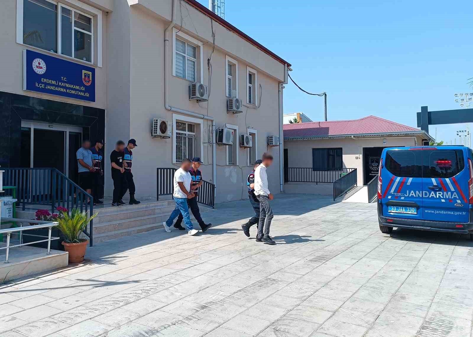 Mersin'de göçmen kaçakçılarına yönelik operasyon: 5 gözaltı