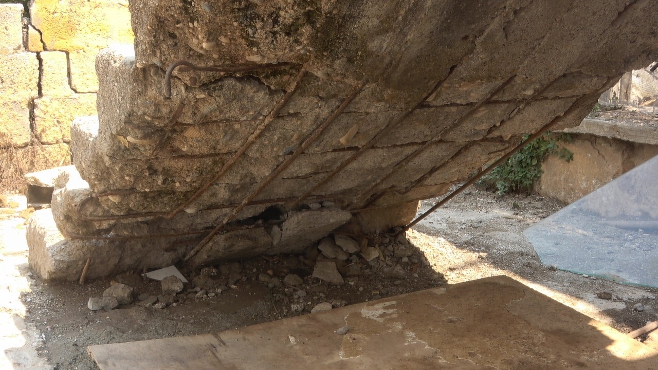 Mersin'de sağanak yağış sonrası bir evin damı çöktü