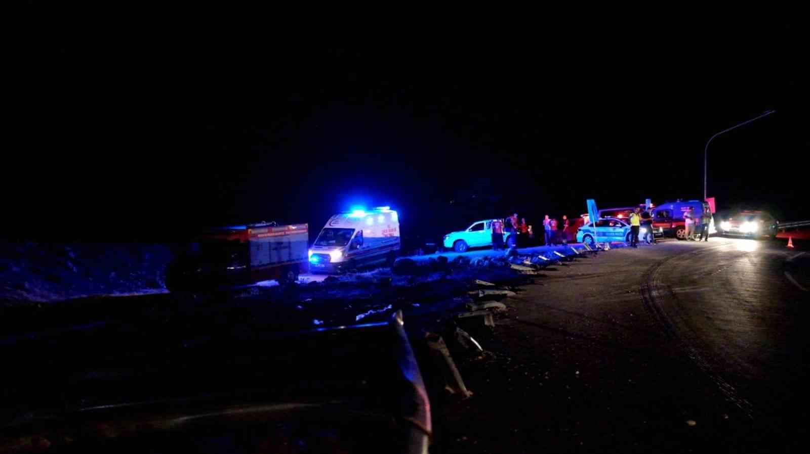 Mersin'de tır devrildi: 1 ölü