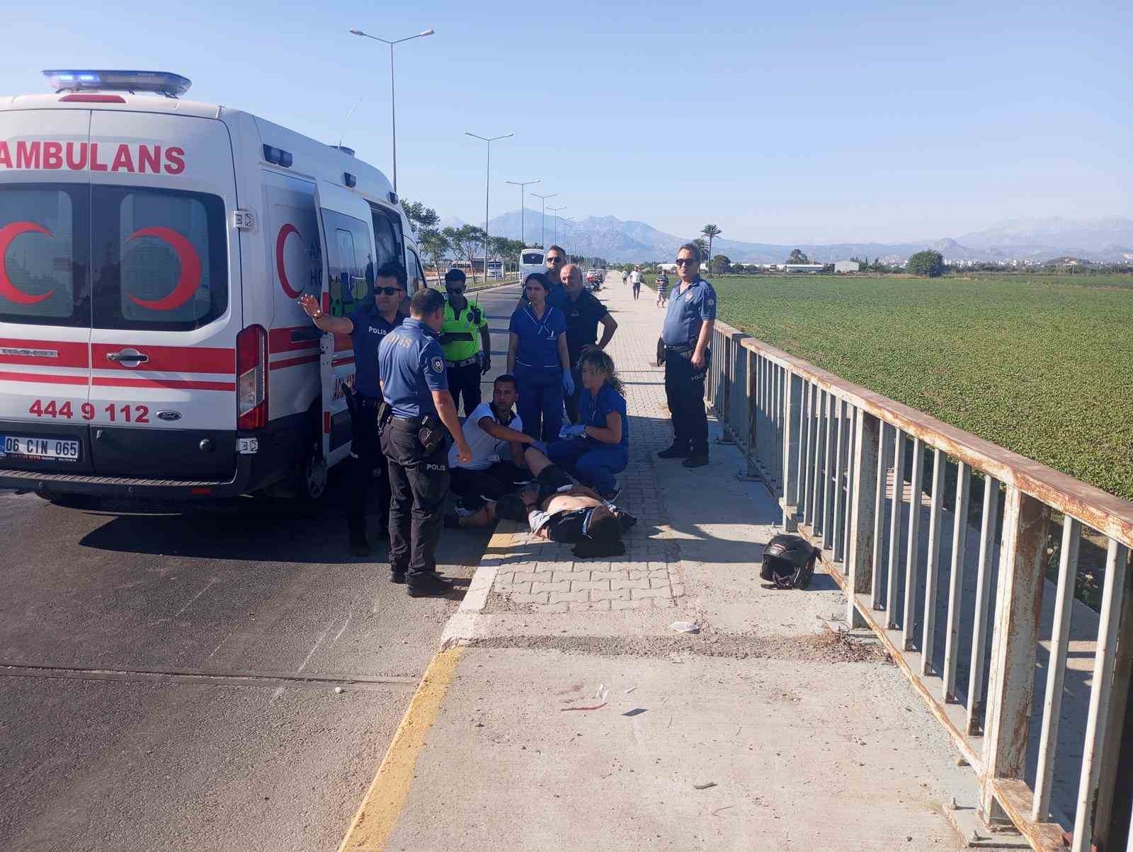 Motosiklet, köprü bariyerine çarptı: 2 yaralı