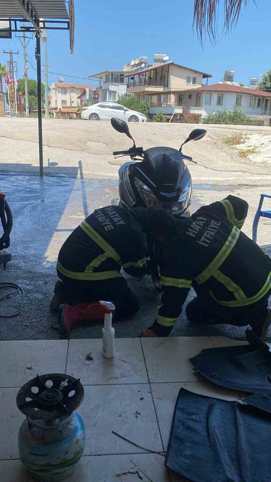 Motosikletin motor kısmına giren yılanı itfaiye yakaladı