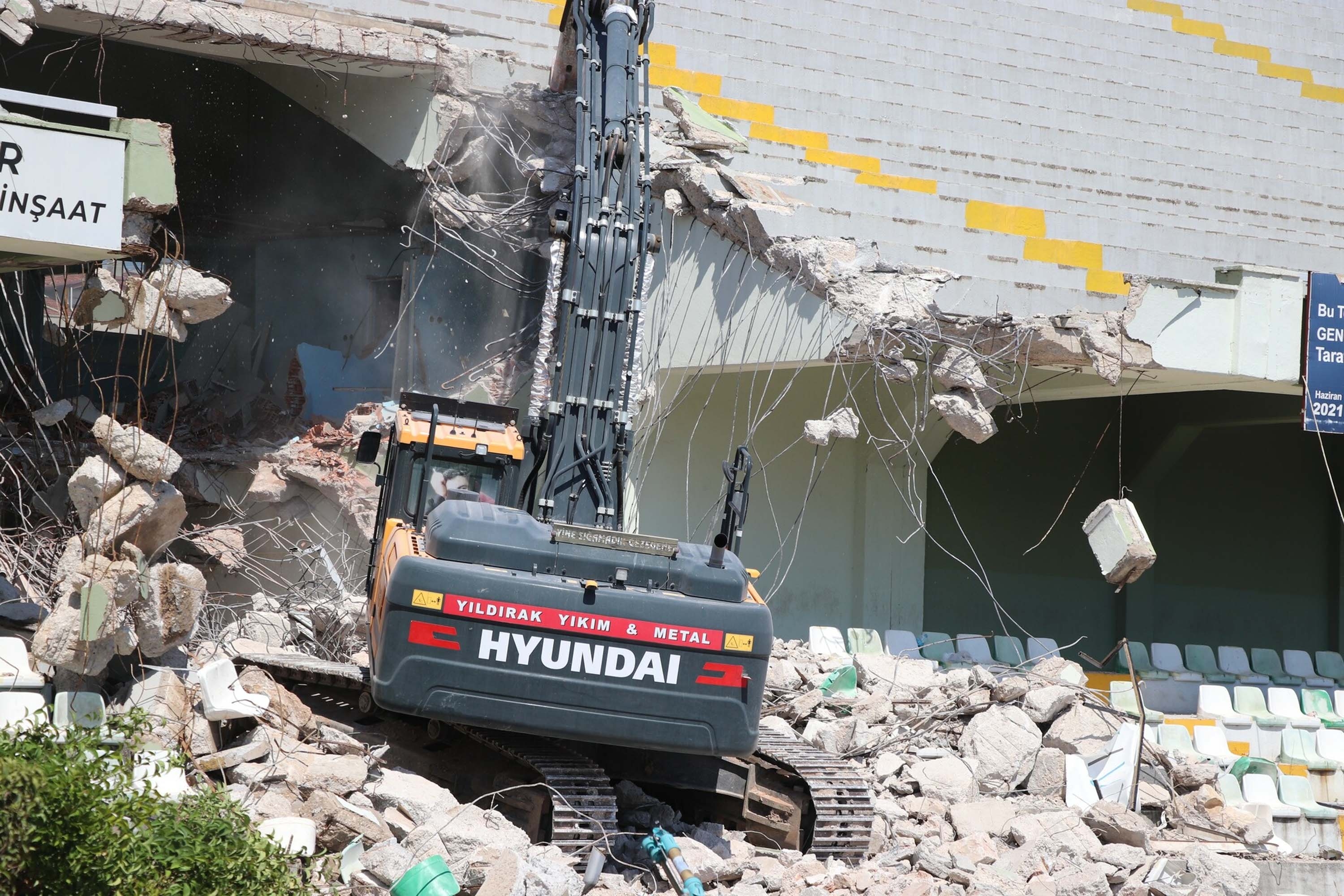 Muğla Atatürk Stadı'nda çalışmalar başladı