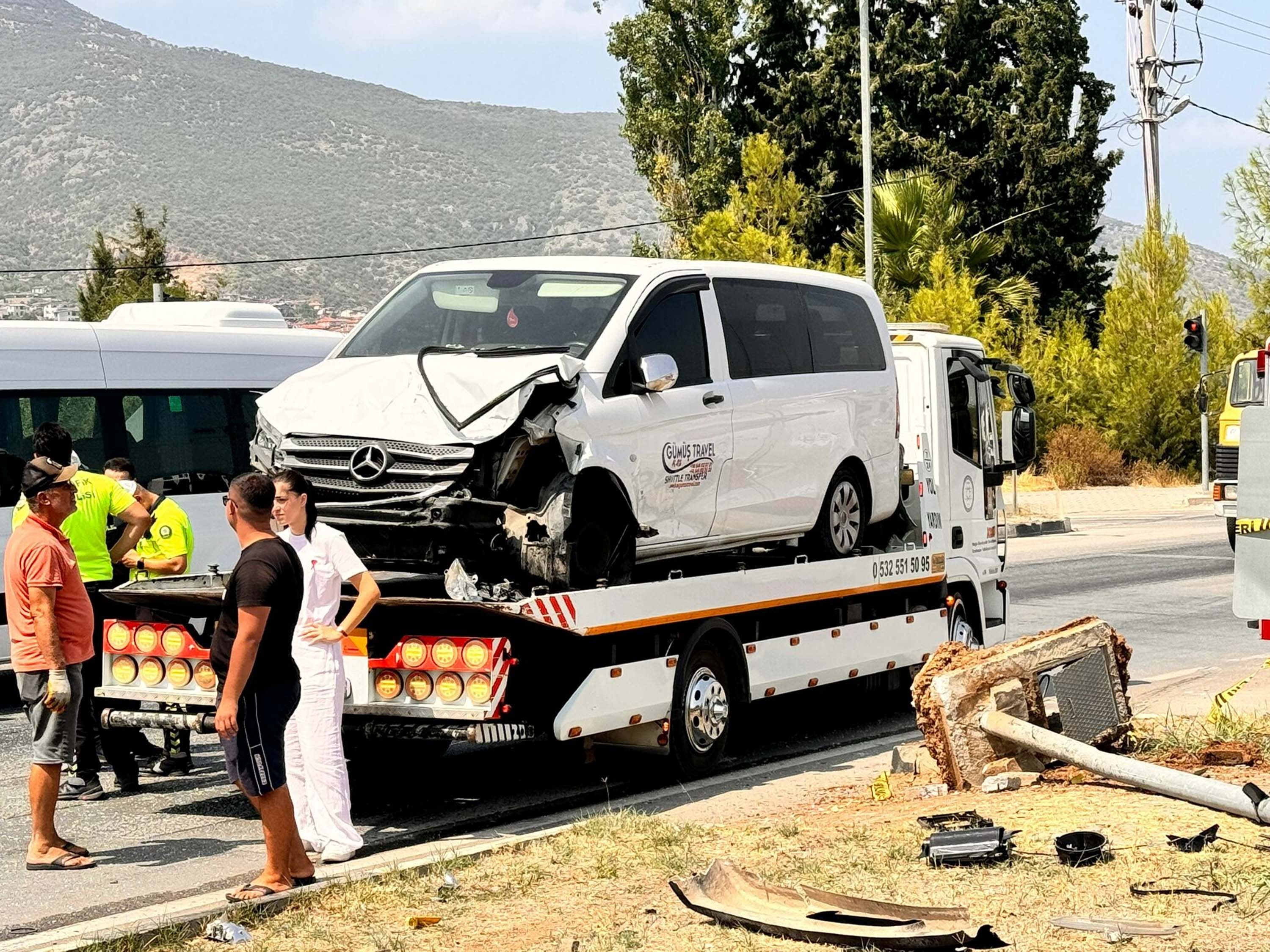 Muğla'da kavşakta minibüsle çarpışan otomobilin sürücüsü öldü