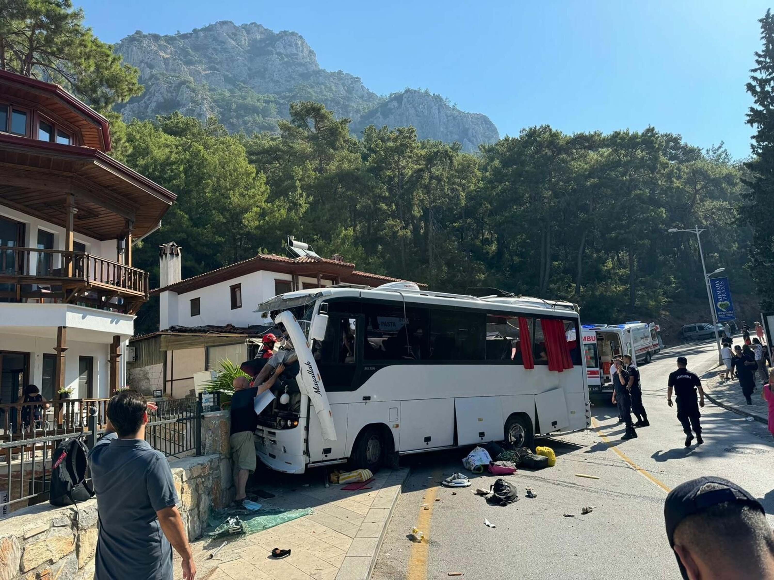 Muğla'da tur otobüsü park halindeki araçlara çarptı, 1 çocuk öldü, 33 yaralı !