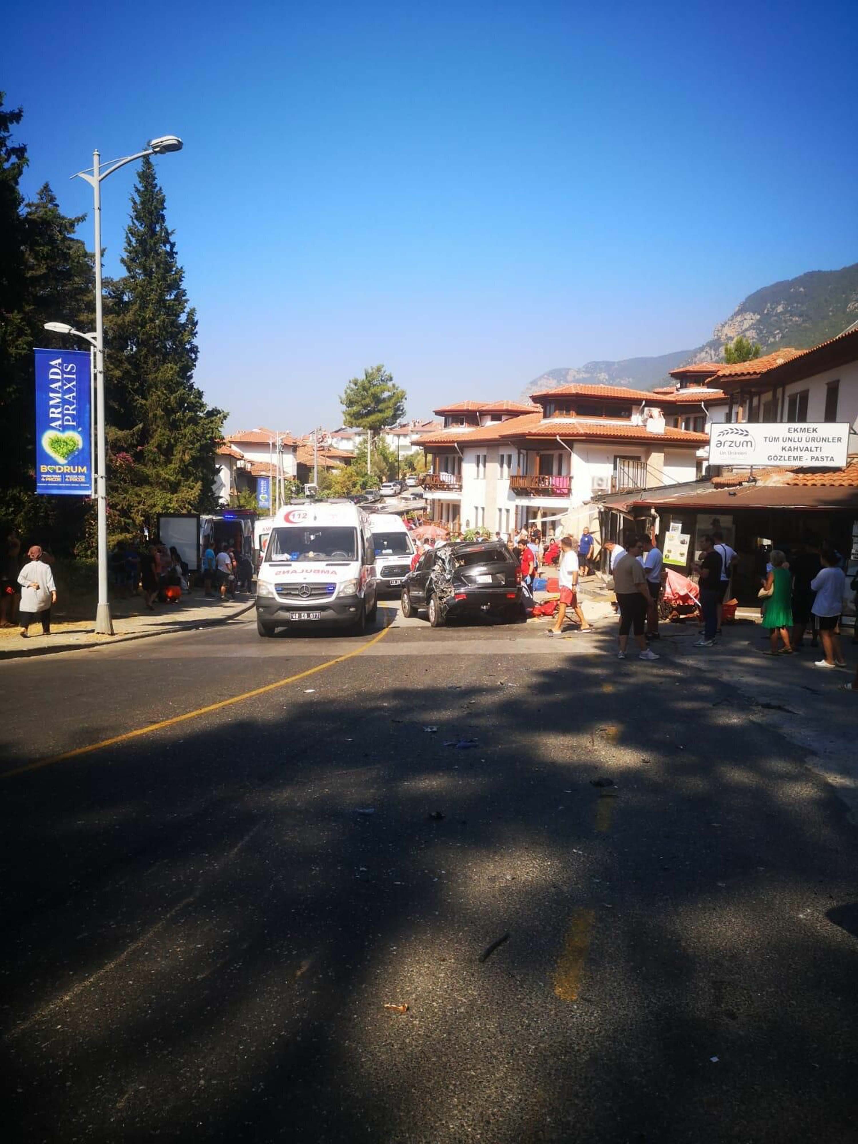 Muğla'da tur otobüsü park halindeki araçlara çarptı, 1 çocuk öldü, 33 yaralı !