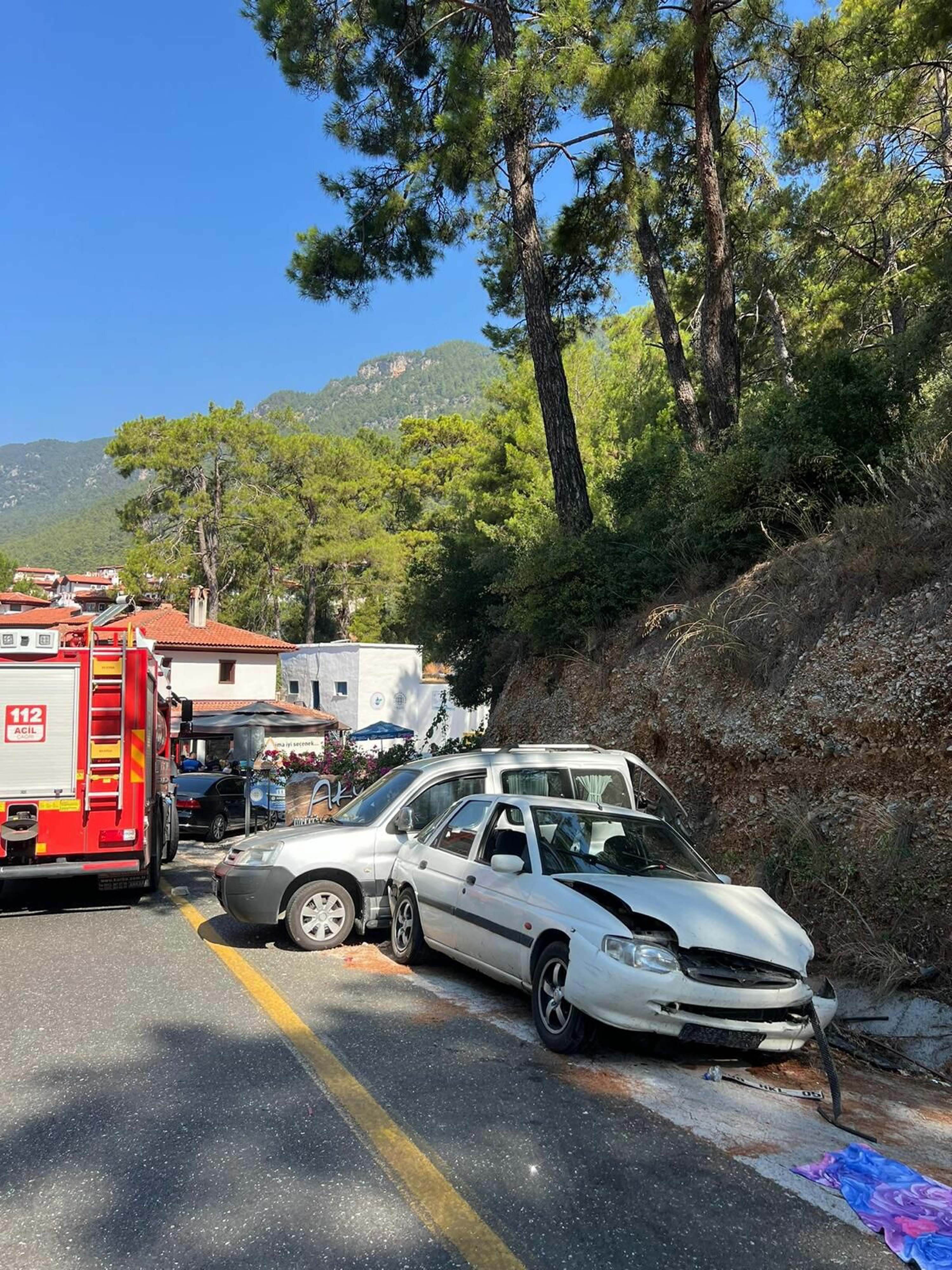 Muğla'da tur otobüsü park halindeki araçlara çarptı, 1 çocuk öldü, 33 yaralı !