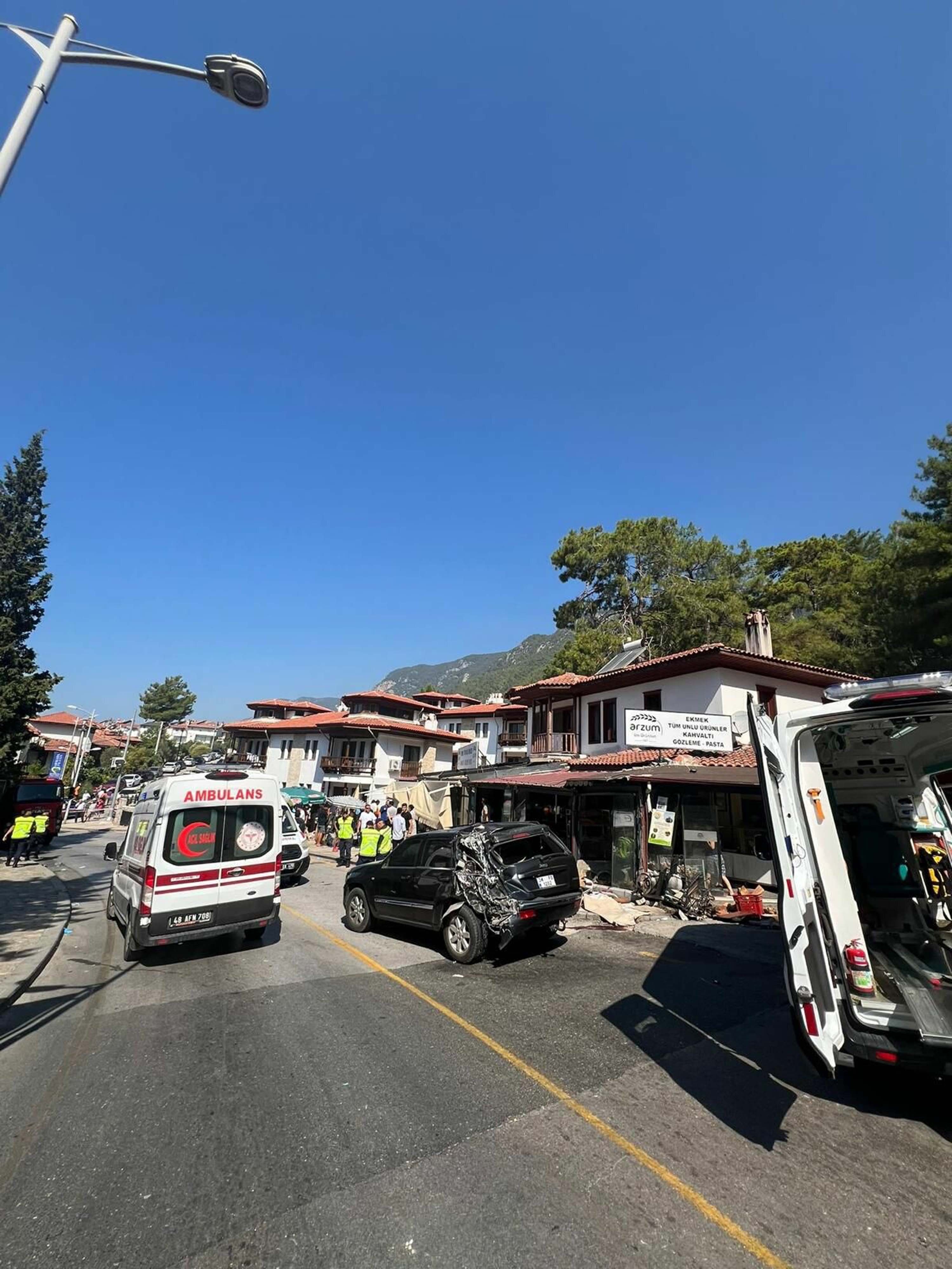 Muğla'da tur otobüsü park halindeki araçlara çarptı, 1 çocuk öldü, 33 yaralı !