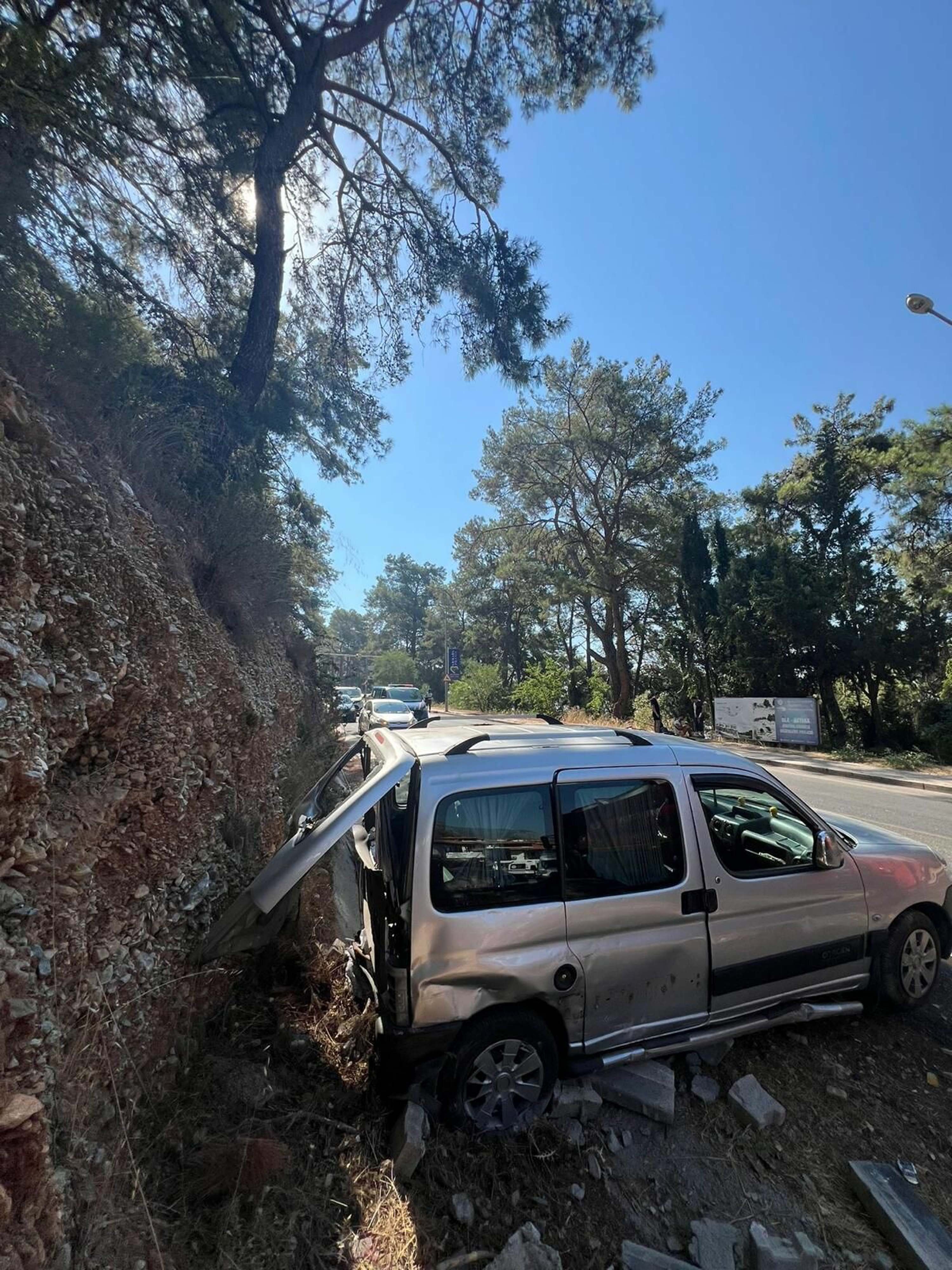 Muğla'da tur otobüsü park halindeki araçlara çarptı, 1 çocuk öldü, 33 yaralı !