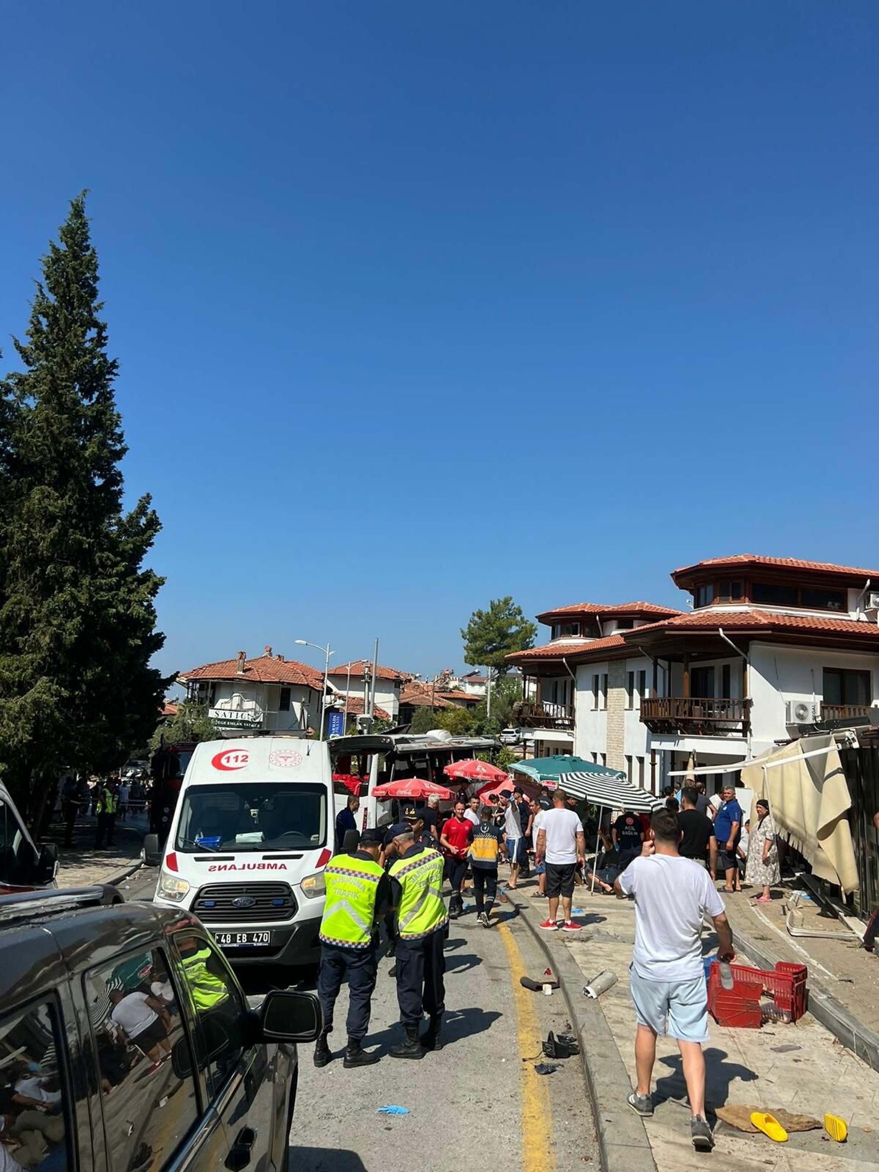 Muğla'da tur otobüsü park halindeki araçlara çarptı, 1 çocuk öldü, 33 yaralı !