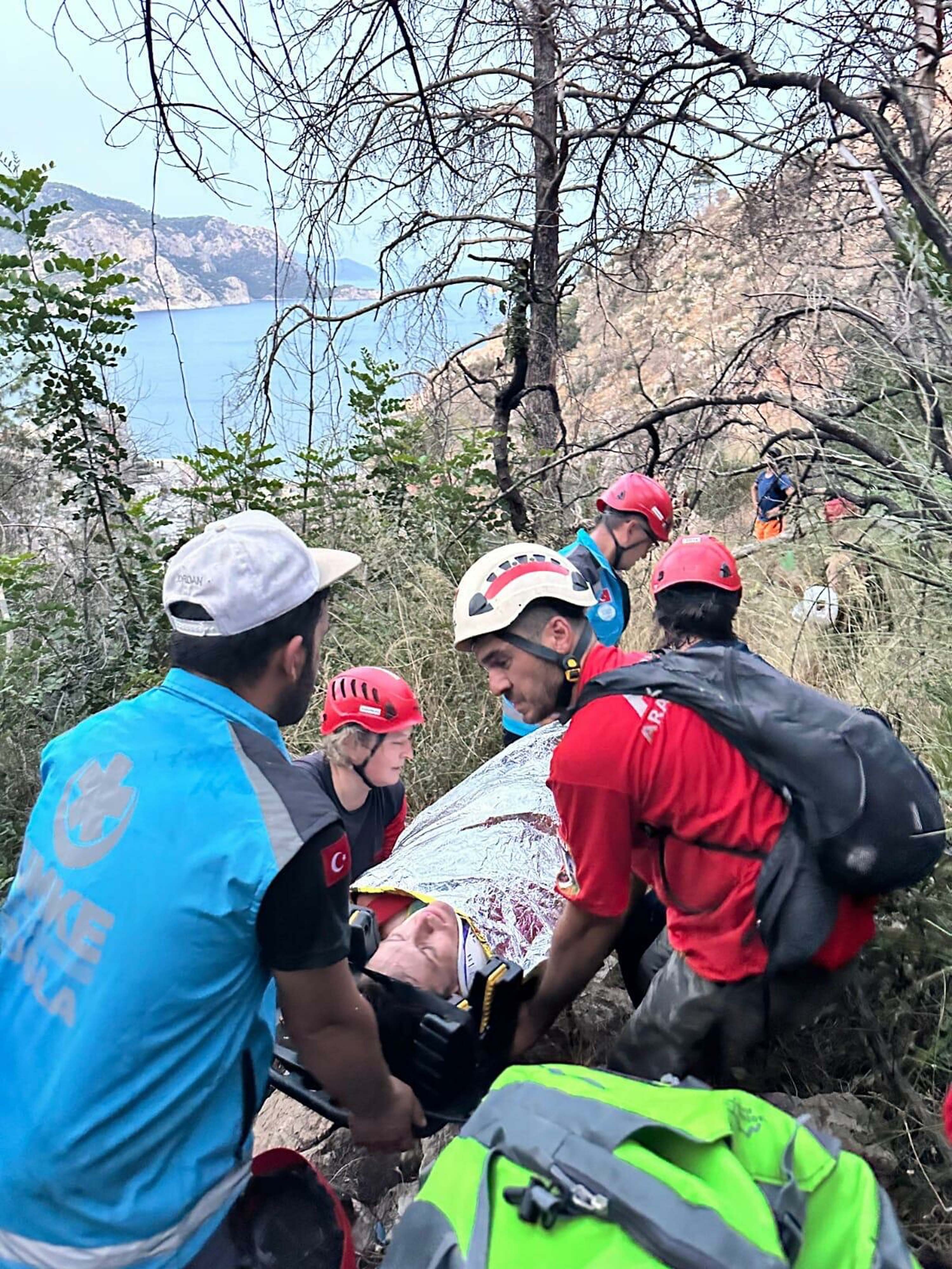 Ormanda kaybolup, çıktıkları kayalıklarda mahsur kalan 3 Rus turist kurtarıldı