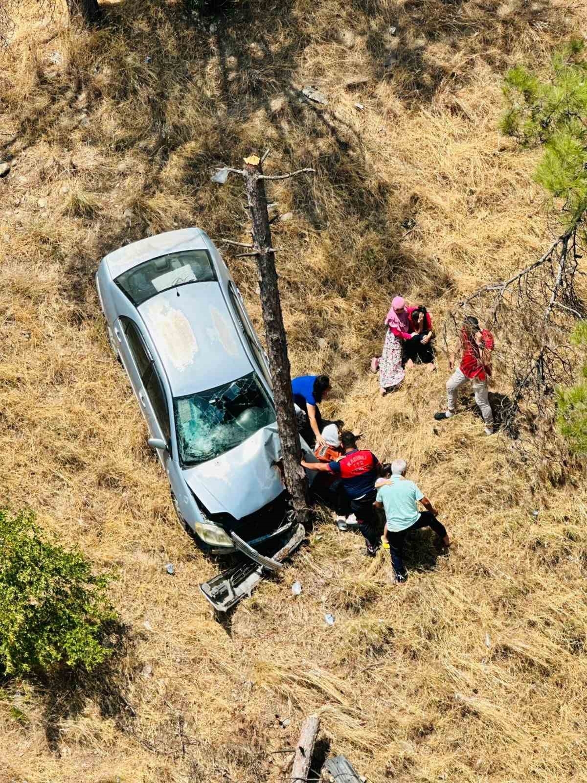 Osmaniye'de otomobil şarampole yuvarlandı: 2 yaralı