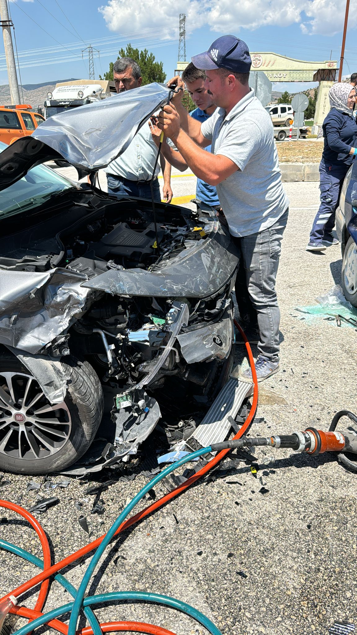 Otomobiller kavşakta çarpıştı: 1 ölü, 9 yaralı