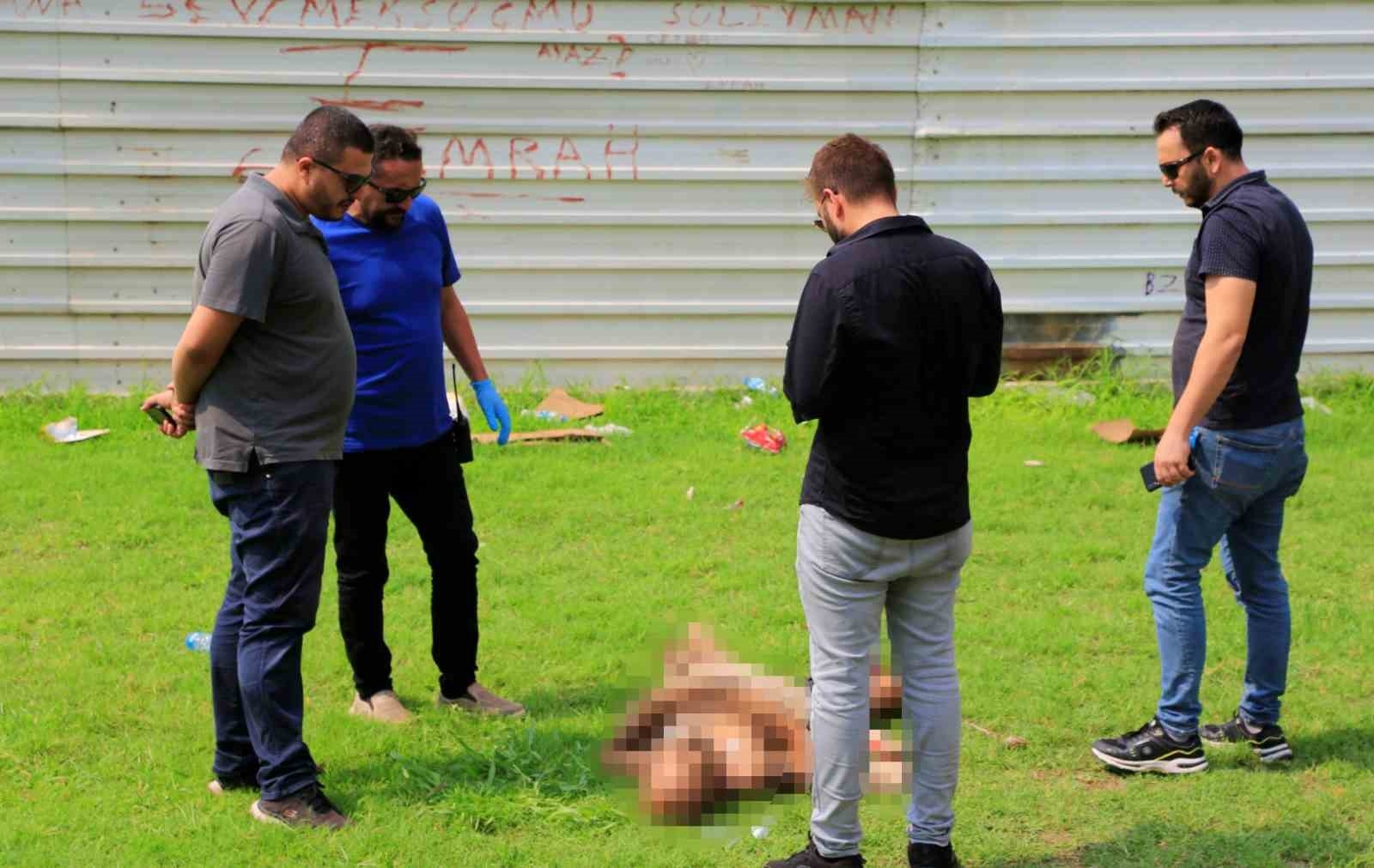 Parkta yarı çıplak halde cesedi bulundu