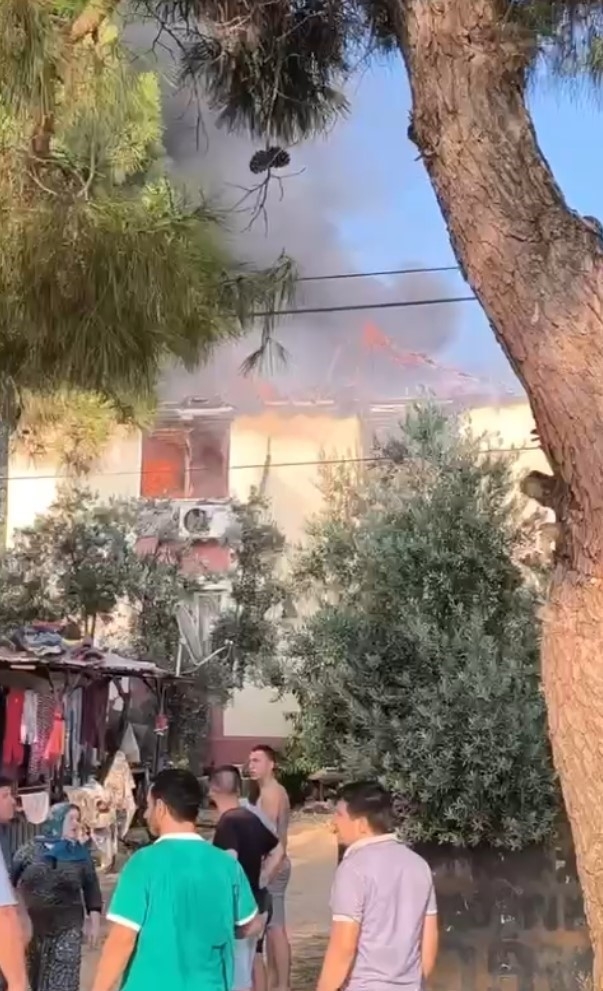 Pazar alışverişine giden baba ve oğlunun evleri küle döndü