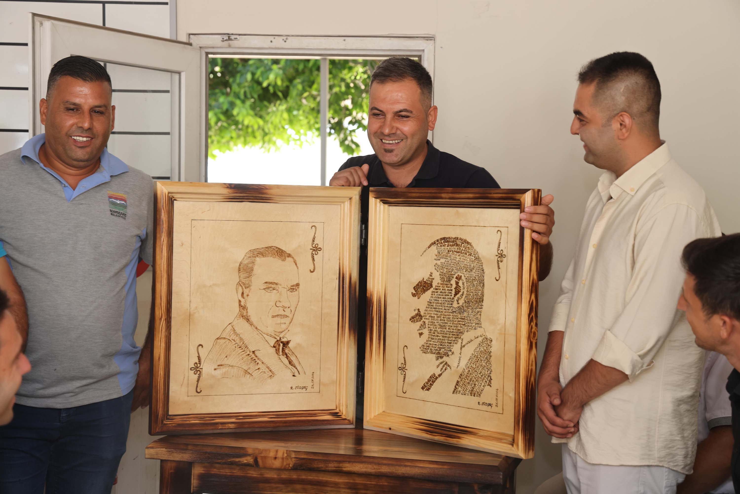 Personelden Başkan Ünlü'ye Atatürk portresi