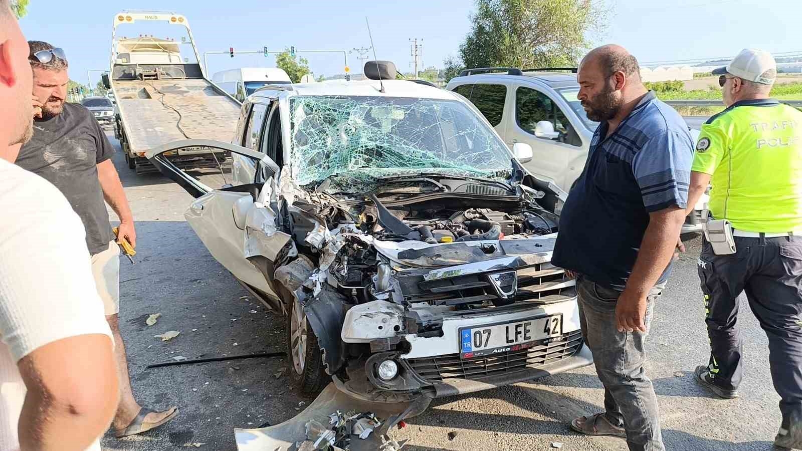 Portakal yüklü kamyona 'ok' gibi saplanan araç güçlükle bulunduğu yerden çıkarıldı