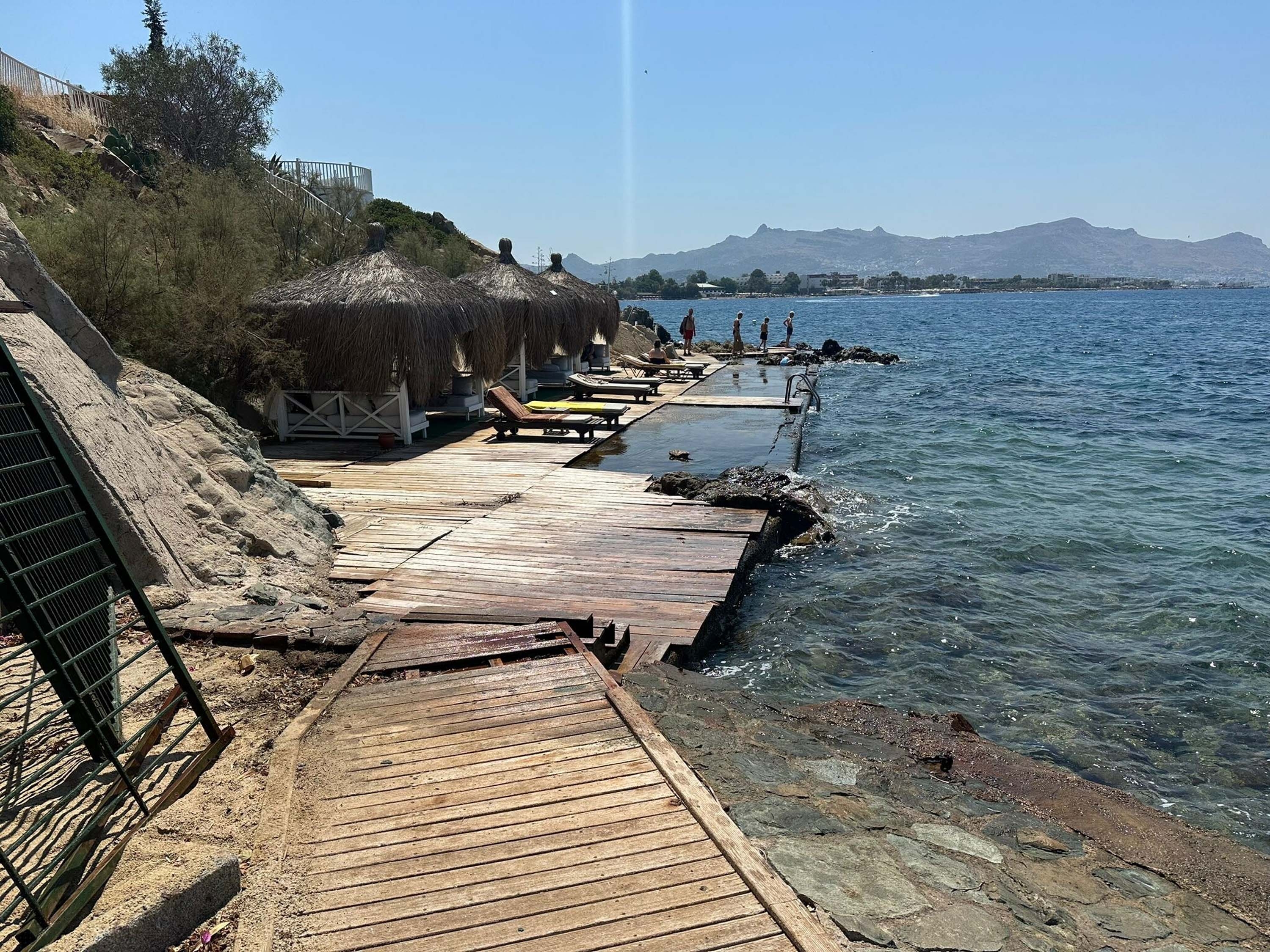 Sahili ayıran demir kapı kaldırıldı