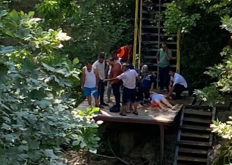Serinlemek için şelaleye giren genç hayatını kaybetti