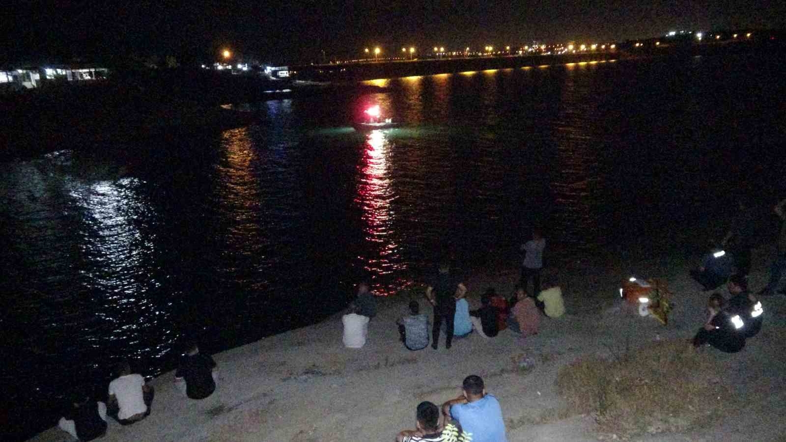 Serinlemek için Seyhan Baraj gölüne giren genç kayboldu