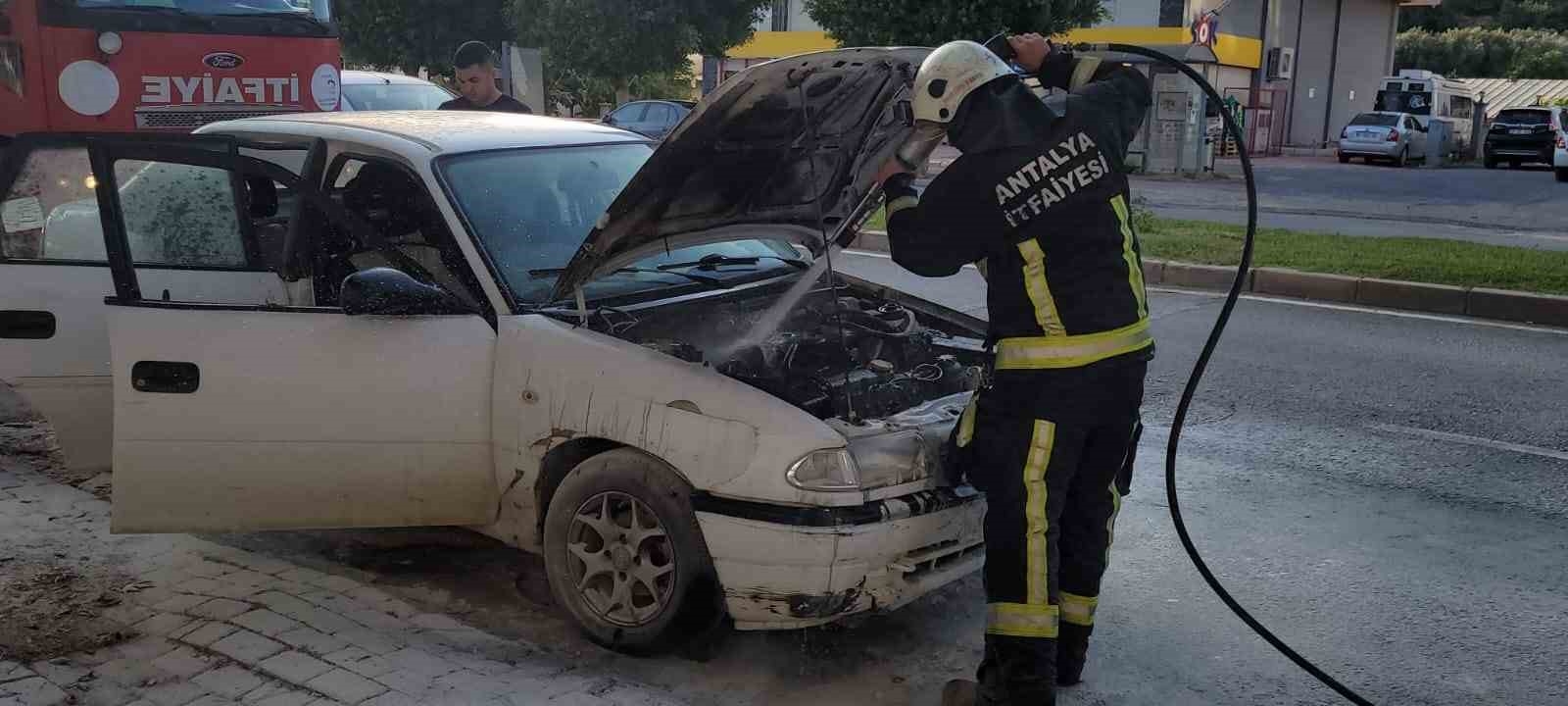 Seyir halendeyken yanan otomobil söndürüldü