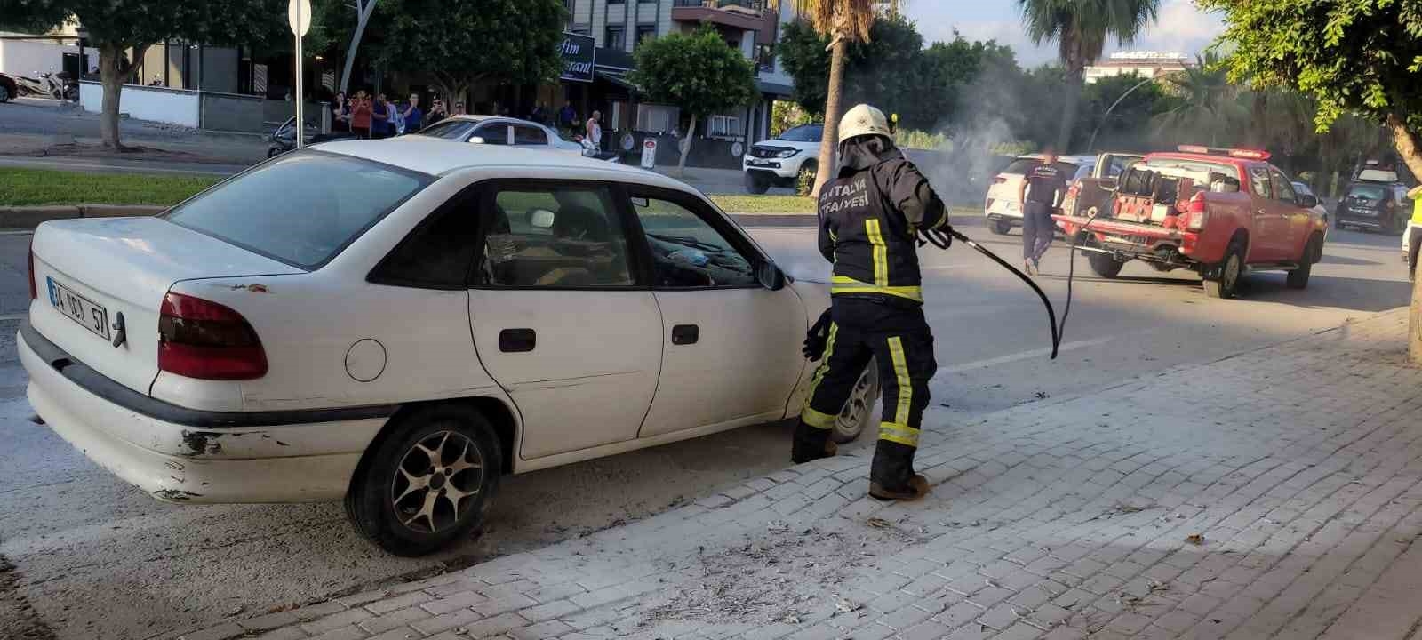 Seyir halendeyken yanan otomobil söndürüldü