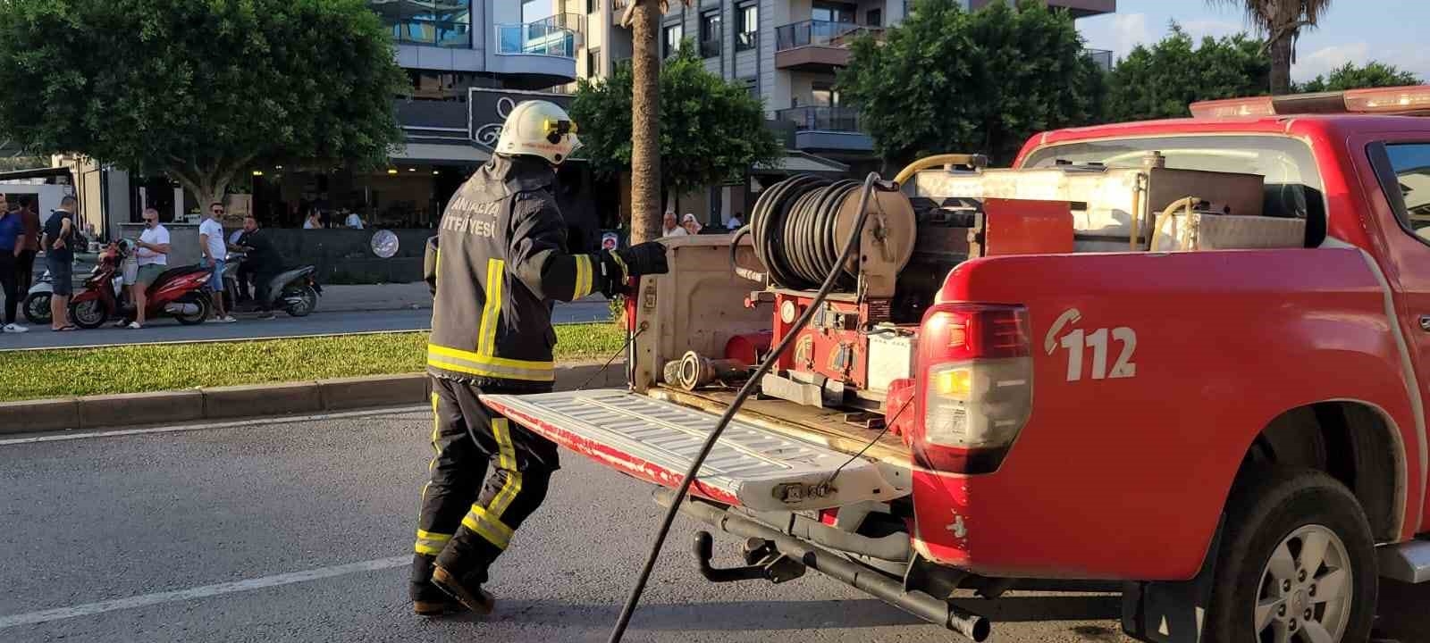 Seyir halendeyken yanan otomobil söndürüldü