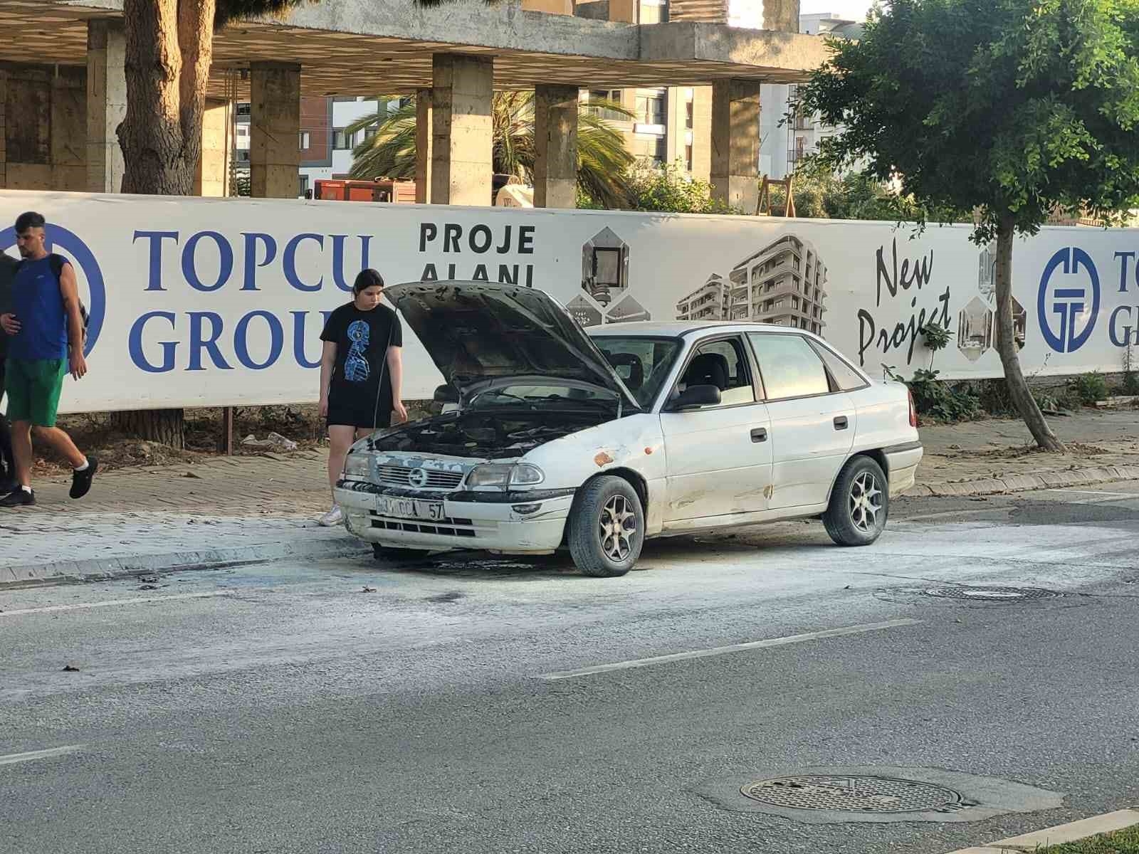 Seyir halendeyken yanan otomobil söndürüldü
