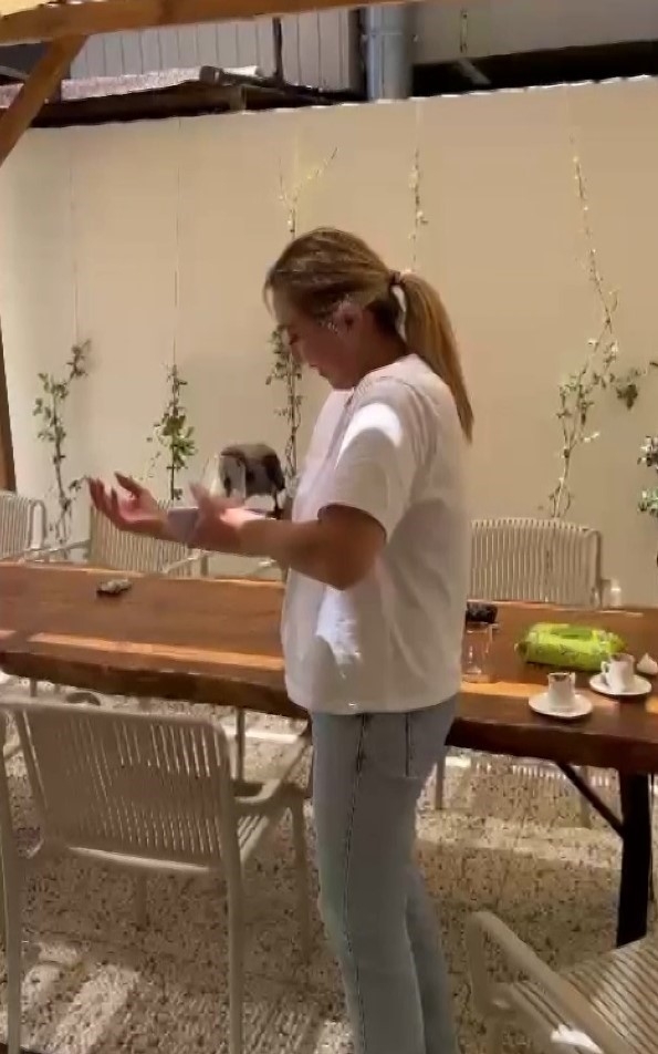 Sıcaktan bunalıp omzuna konan kargaya bardakla su ikramı