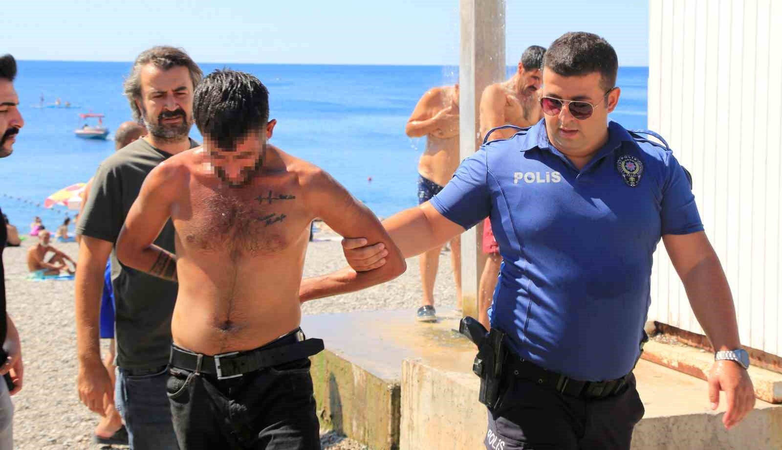 Sivil polise neşter ve av baltası ile direnen gençler, ters kelepçe ile gözaltına alındı