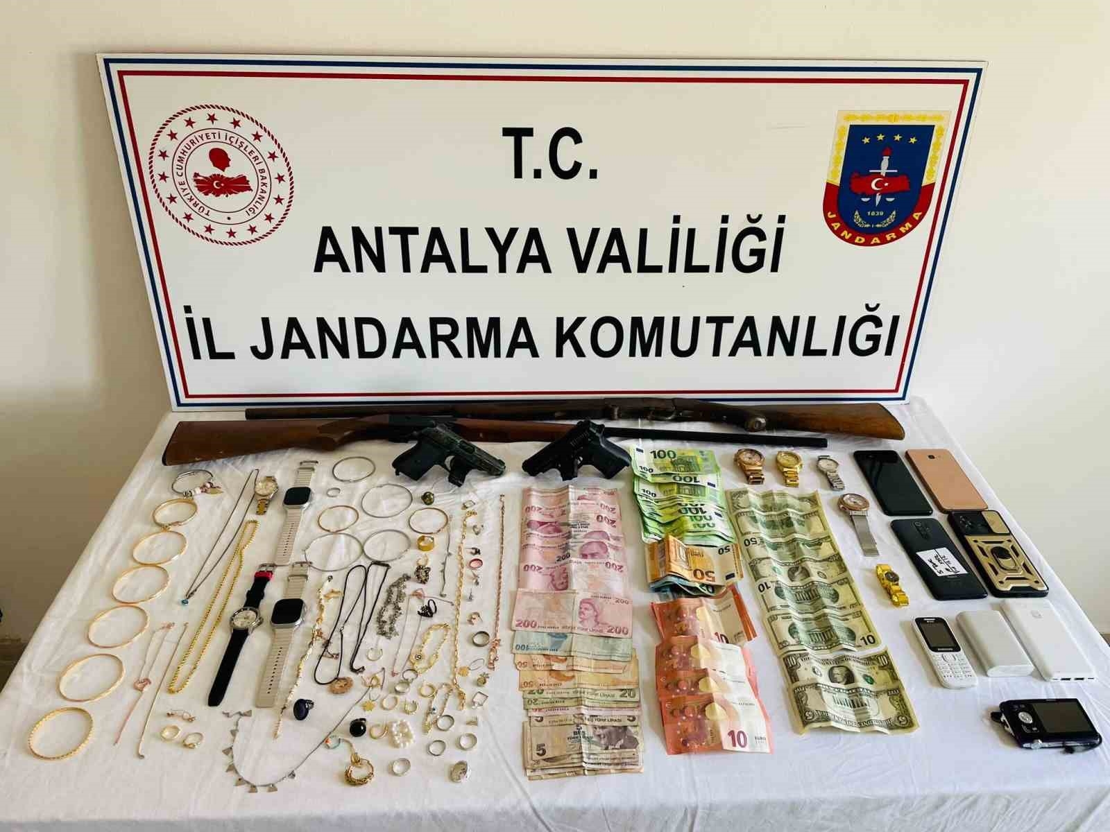 Suç makinesi jandarmadan kaçamadı, 3,5 milyon değerinde ziynet eşyasıyla yakalandı
