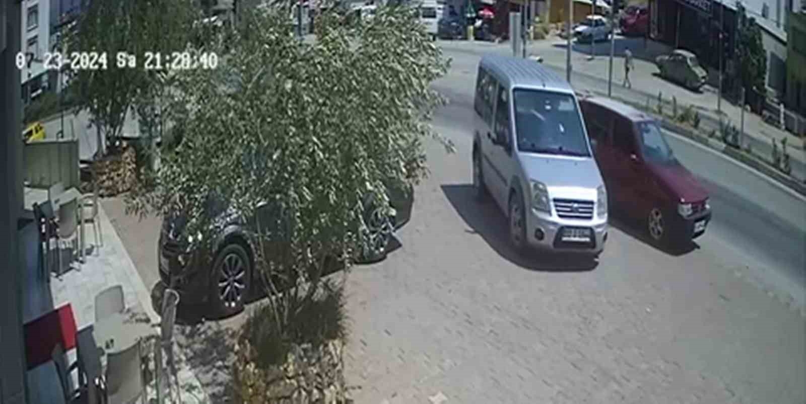 Sürücüsüz otomobil geri gitmeye başladı, bir vatandaş faciayı önledi