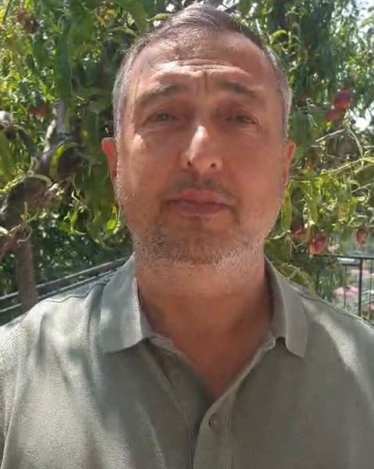 Sürücüsüz otomobil geri gitmeye başladı, bir vatandaş faciayı önledi