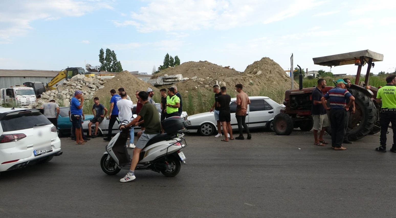 Test sürüşünde freni boşalan traktör park halindeki araçlara çarparak durabildi