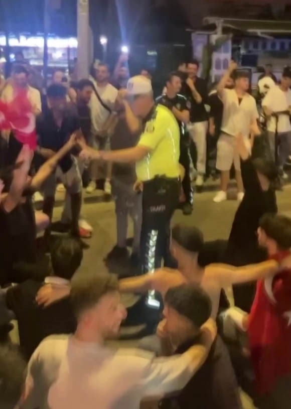 Trafik polisi vatandaşın galibiyet coşkusuna üçlü çektirerek ortak oldu