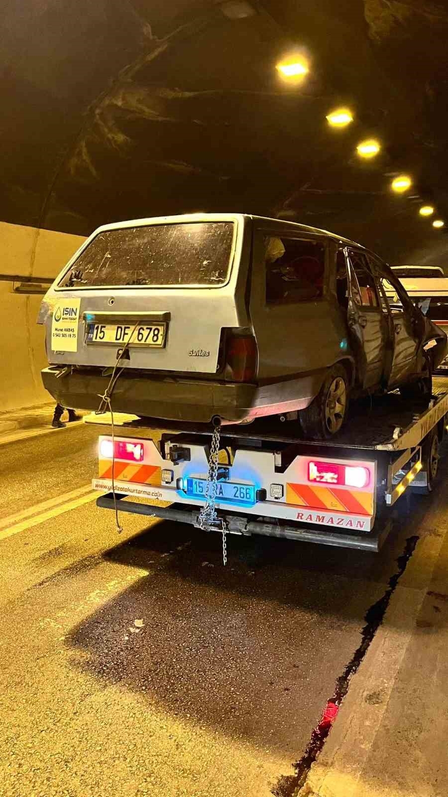 Tünel içinde otomobil takla attı: 4 yaralı