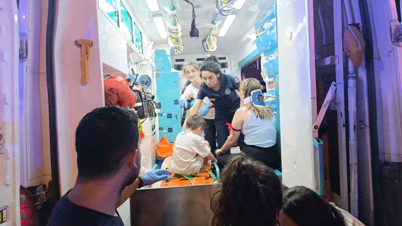 Turistleri taşıyan midibüs kaza yaptı, çok sayıda yaralı var