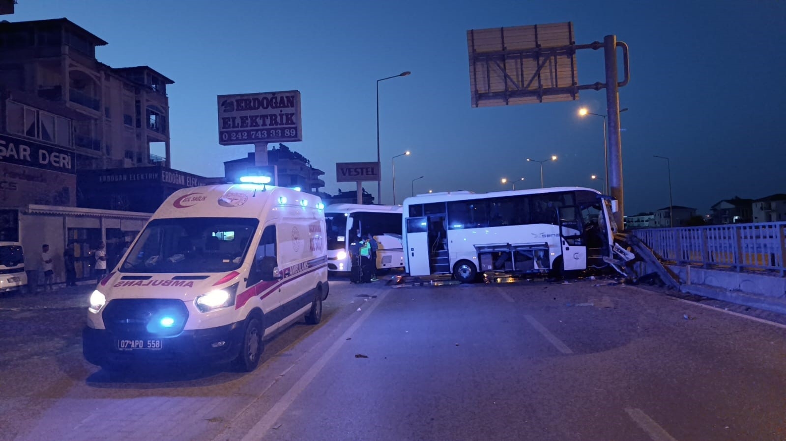 Turistleri taşıyan midibüs kaza yaptı, çok sayıda yaralı var