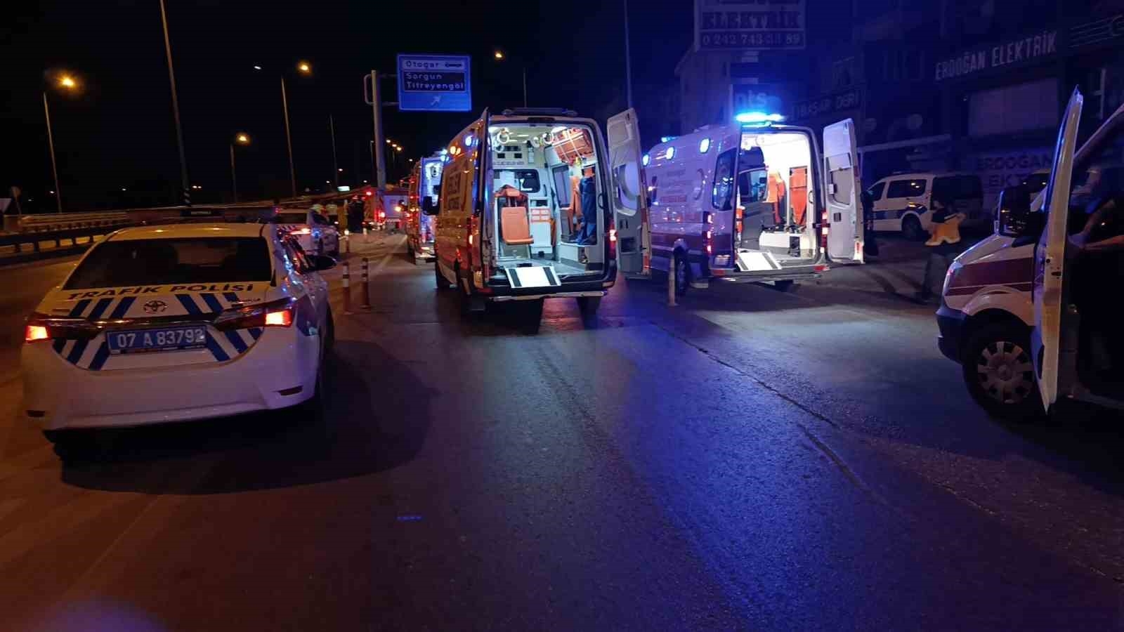 Turistleri taşıyan midibüs kaza yaptı, çok sayıda yaralı var