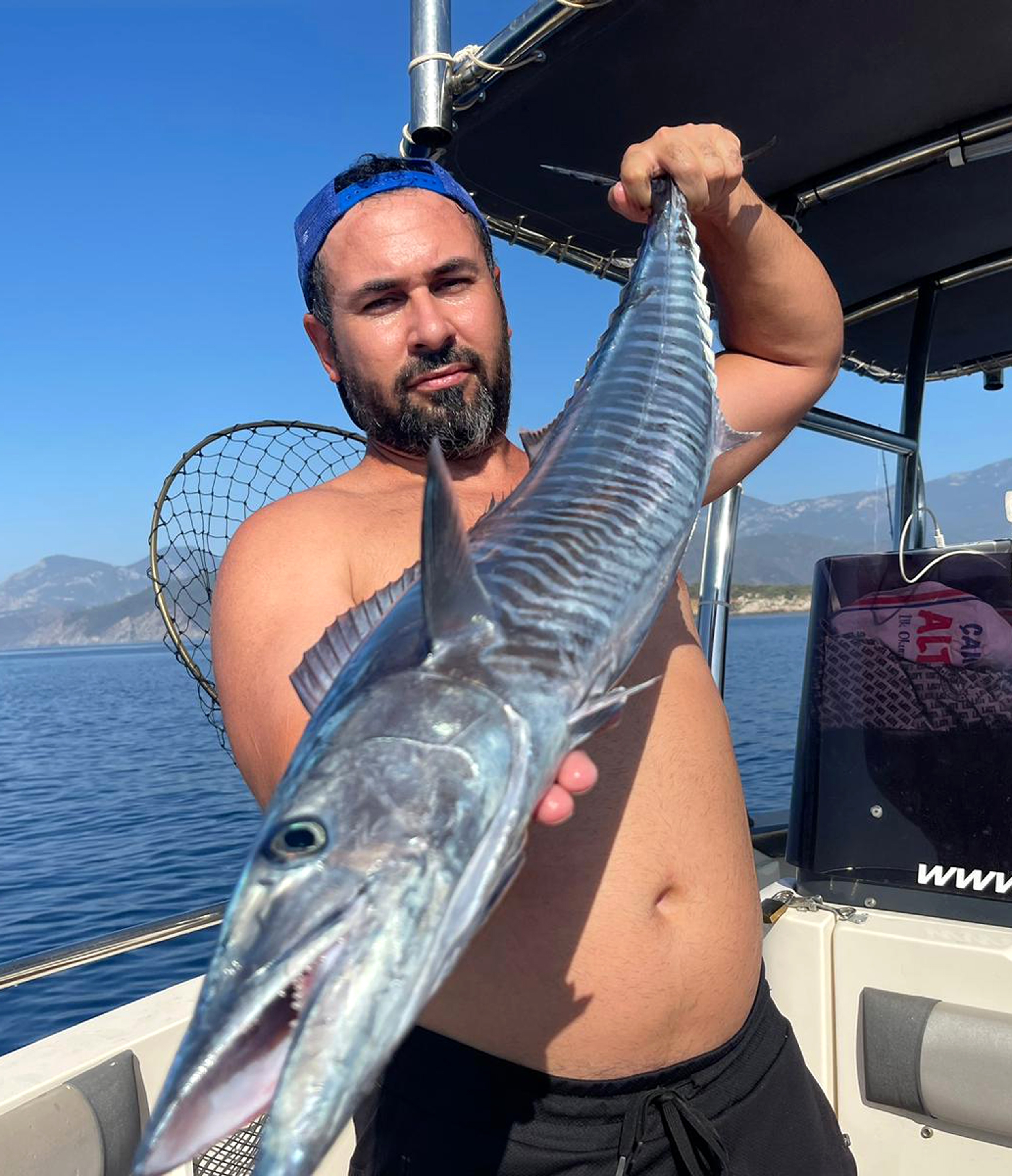 Türkiye'de ilk kez görülen kral balığı, sahte yemli oltaya takıldı