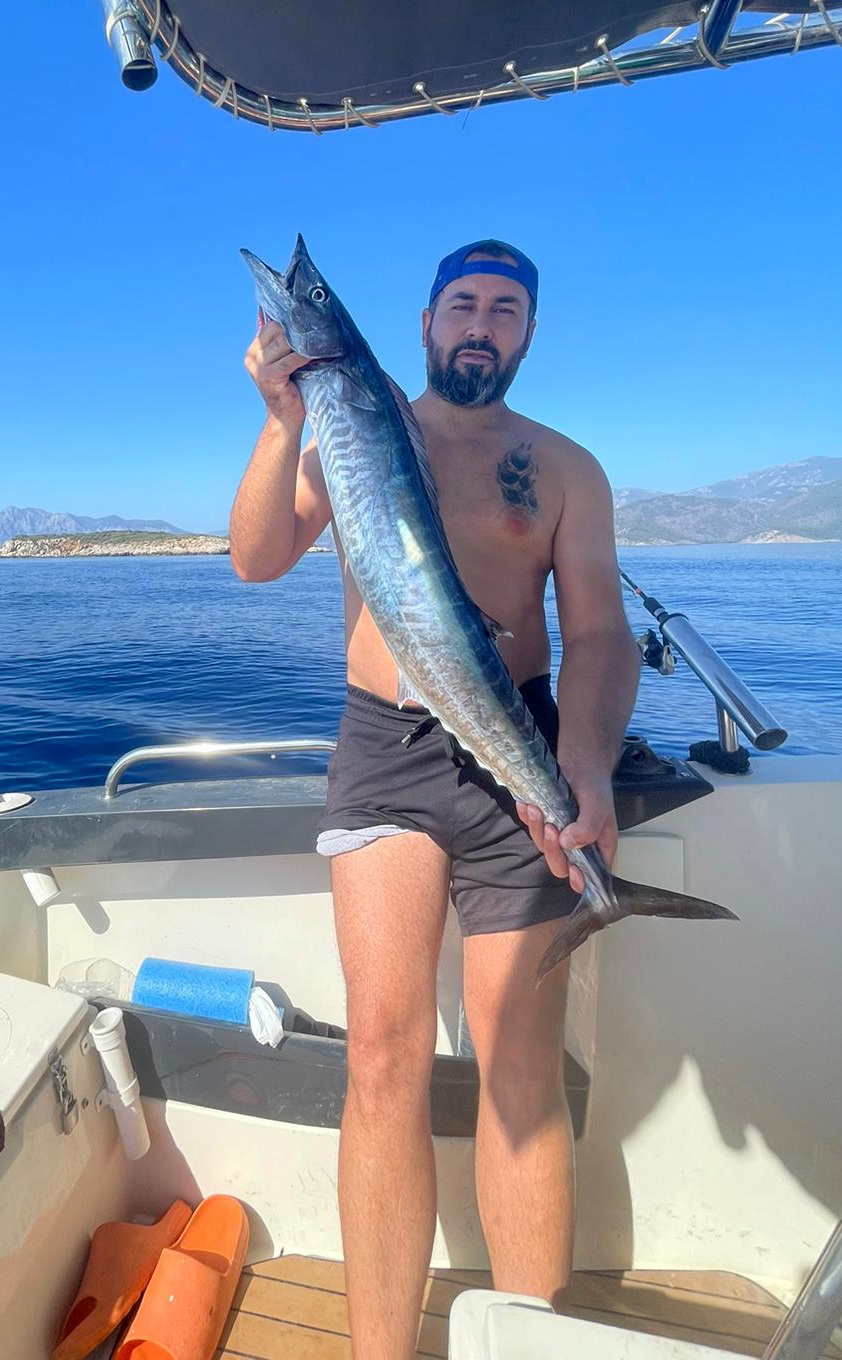 Türkiye'de ilk kez görülen kral balığı, sahte yemli oltaya takıldı