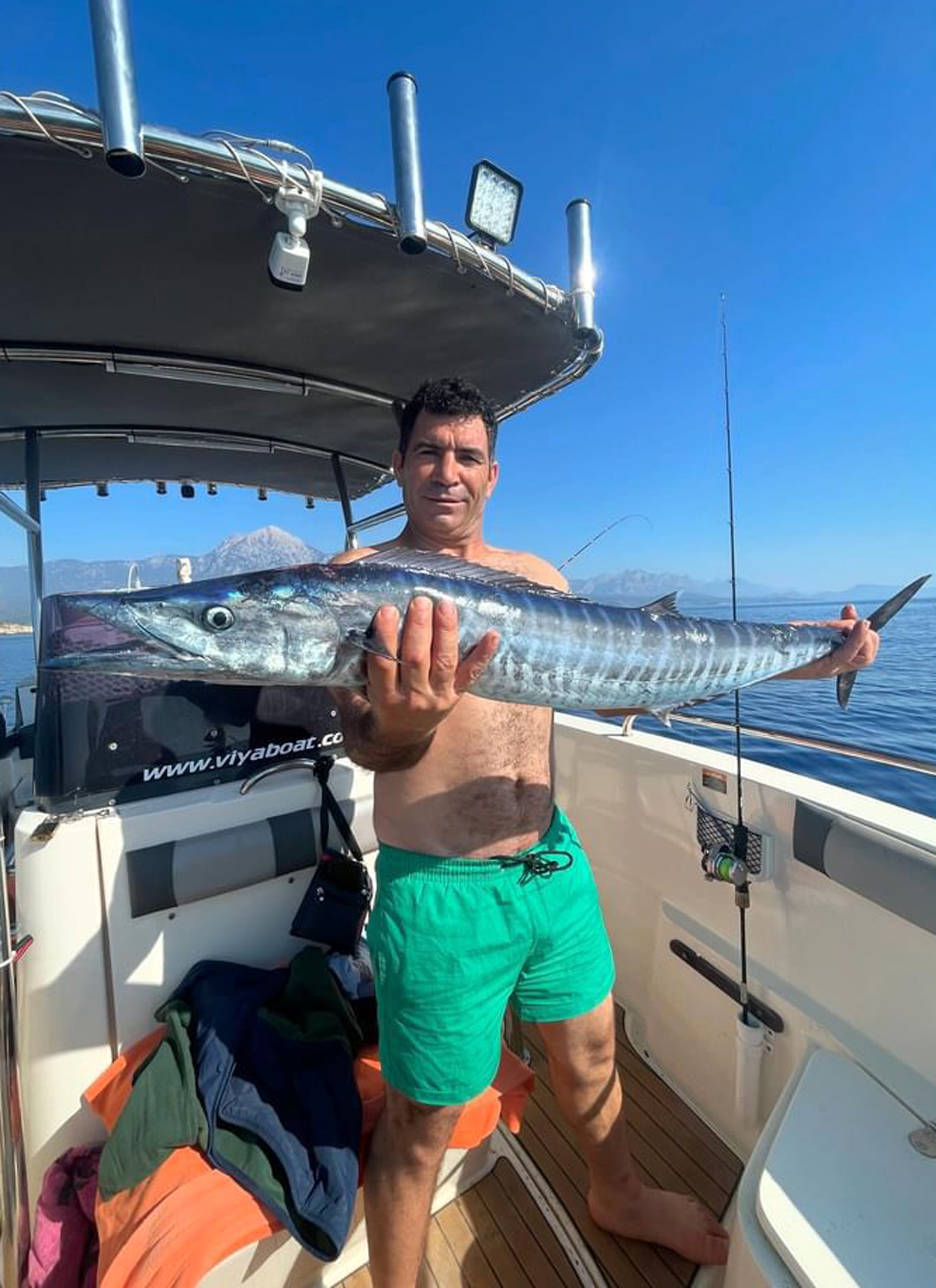 Türkiye'de ilk kez görülen kral balığı, sahte yemli oltaya takıldı