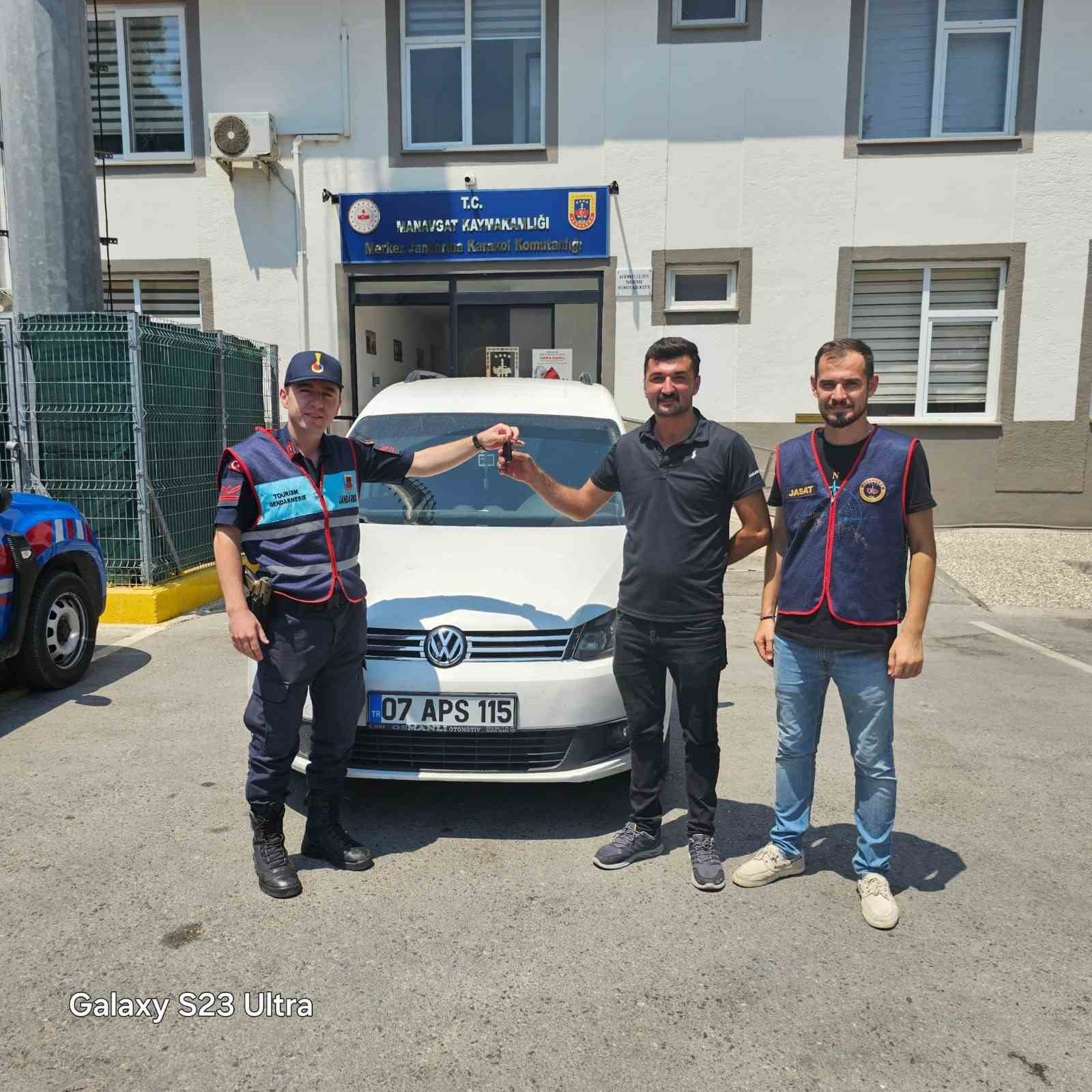 Uyuşturucu krizine giren genç, madde bulmak için çaldığı araçla şehir turu yaptı