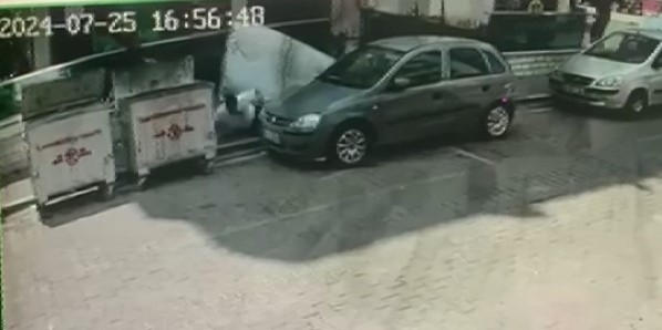 Üzerine 500 litrelik su deposu düştü