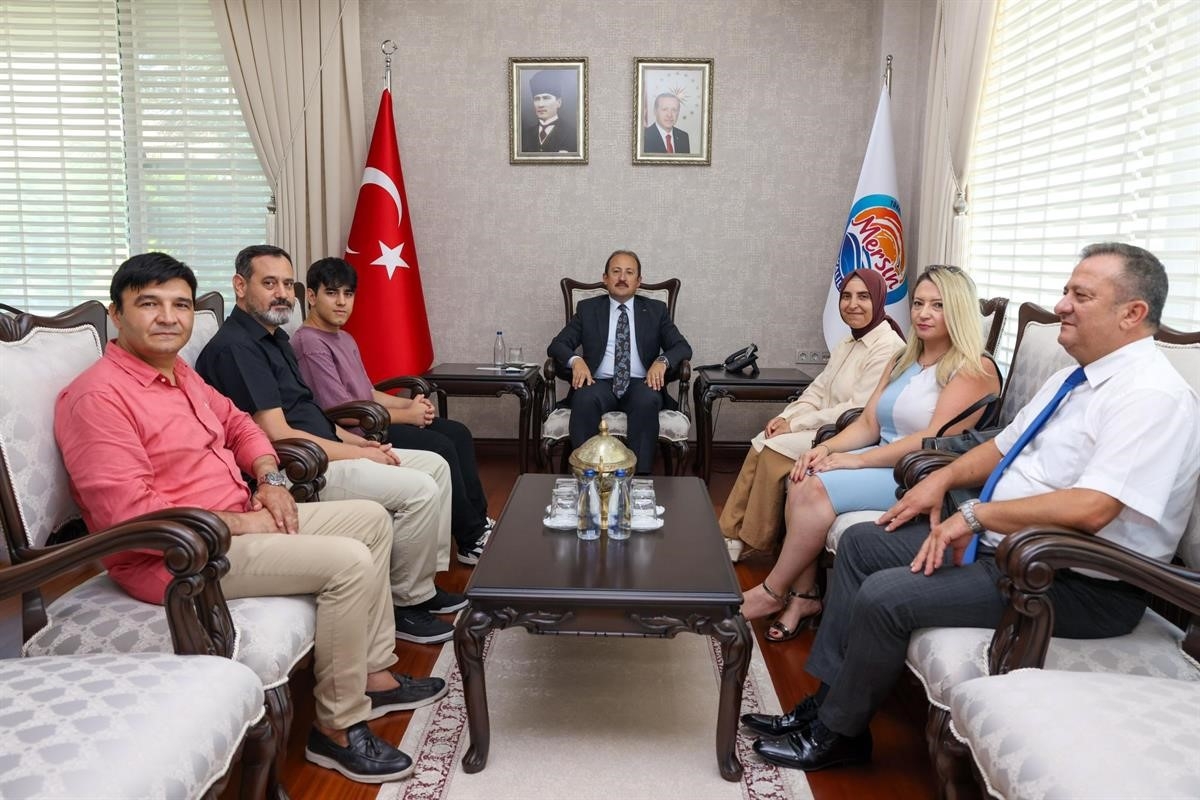Vali Pehlivan, YKS ve LGS'de dereceye giren öğrencilerle bir araya geldi