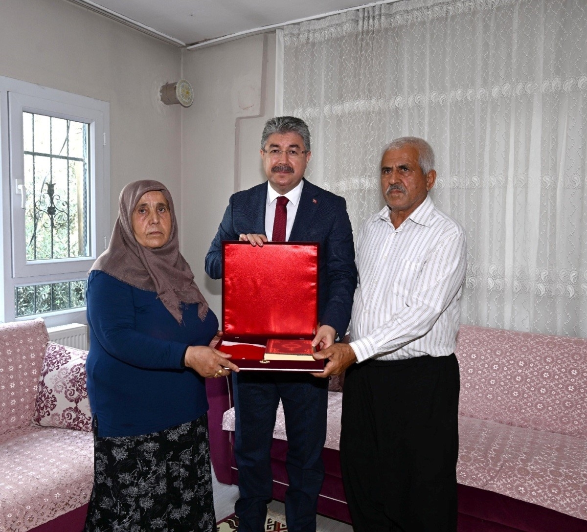 Vali Yılmaz, 15 Temmuz şehidi Mehmet Karacatilki'nin ailesini ziyaret etti