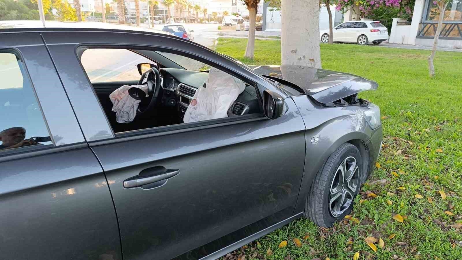 Virajı alamayan otomobil ağaca çarptı