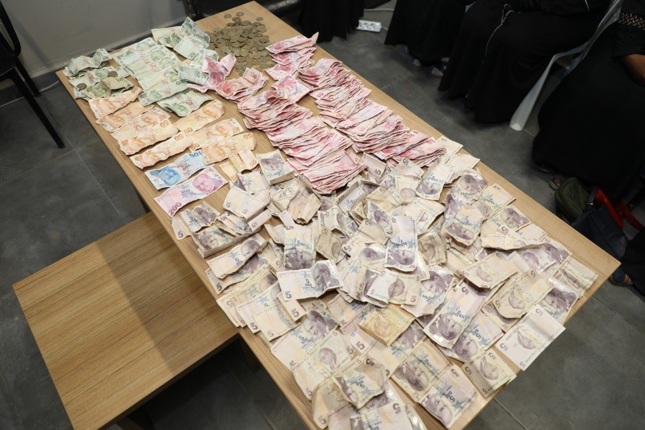 Yarım günde 3 bin TL para toplayan yabancı uyruklu dilenci kazancıyla hayrete düşürdü