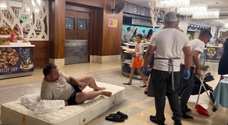 Yatağını restorana seren müşterinin kaldığı otelden açıklama: "Teknik aksama nedeniyle klimalar çalışmadı"