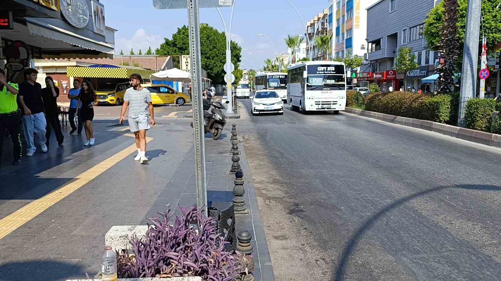 Yaya geçidinde kazaya neden oldu, yaralı yerde yatarken bisikletine binip gitti