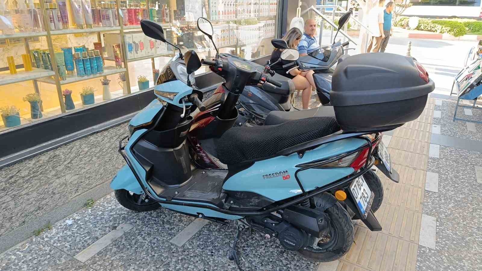 Yayalara çarpmamak için frene basan motosikletli kadın yaralandı